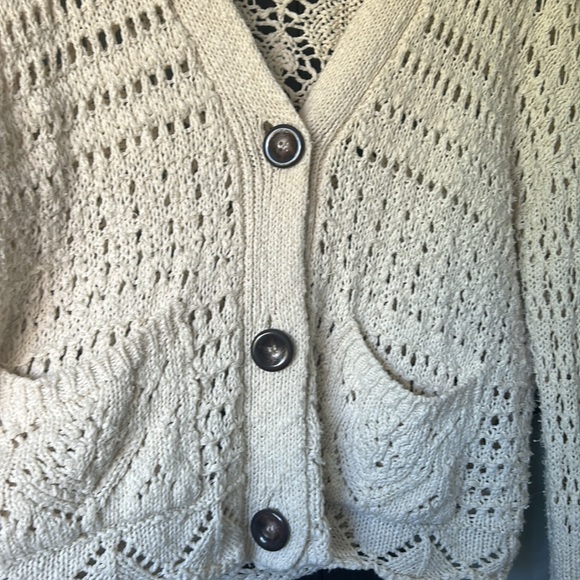 Flarlow brand medium size cardigan in cream with pockets and 3 buttons - Picture 3 of 4